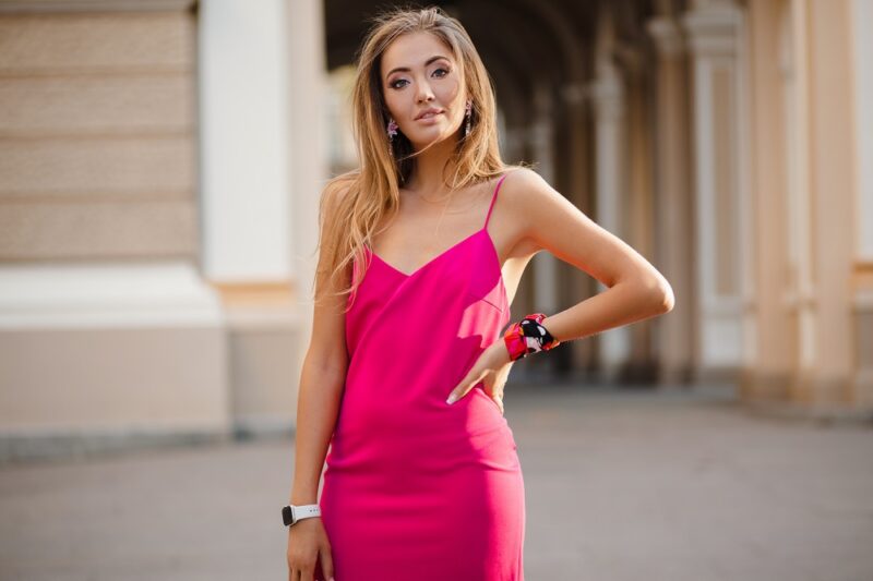 różowa sukienka - jakie dodatki?